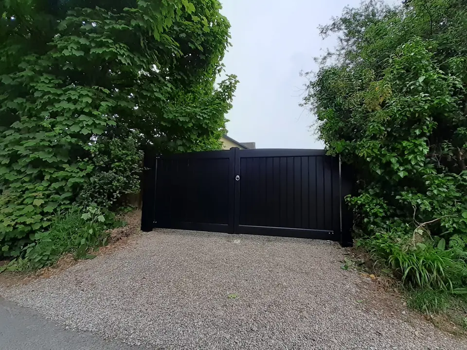 Black flat-top driveway gates
