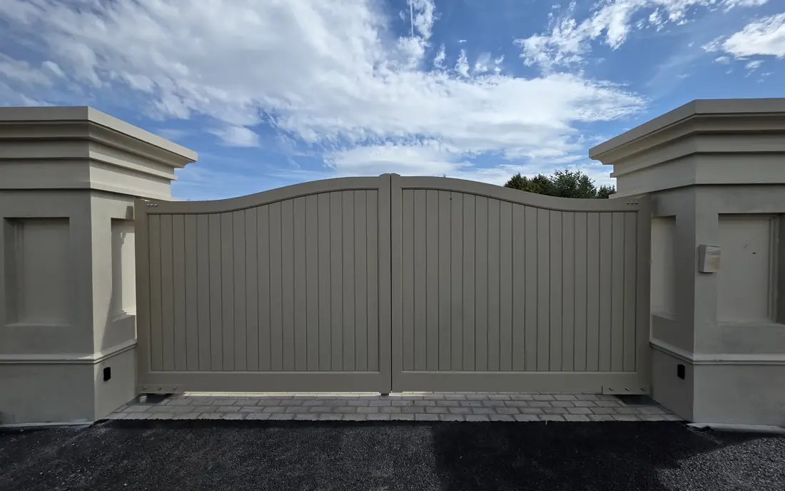 Seymour style painted driveway gates with a curved top, made by PJ Gates & Automation